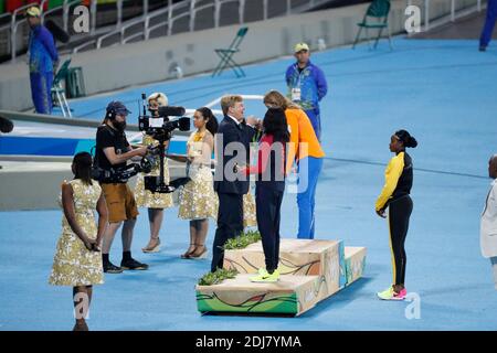 Le roi Wilhelm-Alexander de Nederland décerne la médaille d'or de l'épreuve féminine de 200 m à Elaine Thompson, de la Jamaïque, et la médaille d'argent à Dafne Schippers, de Nederland, au stade olympique de Rio, au Brésil, le 18 août 2016. Photo de Henri Szwarc/ABACAPRESS.COM Banque D'Images