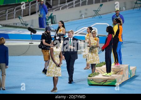 Le roi Wilhelm-Alexander de Nederland décerne la médaille d'or de l'épreuve féminine de 200 m à Elaine Thompson, de la Jamaïque, et la médaille d'argent à Dafne Schippers, de Nederland, au stade olympique de Rio, au Brésil, le 18 août 2016. Photo de Henri Szwarc/ABACAPRESS.COM Banque D'Images