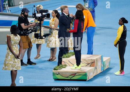 Le roi Wilhelm-Alexander de Nederland décerne la médaille d'or de l'épreuve féminine de 200 m à Elaine Thompson, de la Jamaïque, et la médaille d'argent à Dafne Schippers, de Nederland, au stade olympique de Rio, au Brésil, le 18 août 2016. Photo de Henri Szwarc/ABACAPRESS.COM Banque D'Images