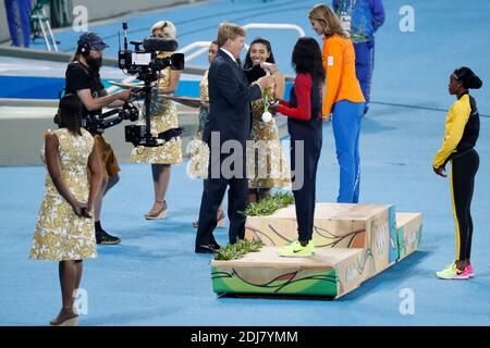 Le roi Wilhelm-Alexander de Nederland décerne la médaille d'or de l'épreuve féminine de 200 m à Elaine Thompson, de la Jamaïque, et la médaille d'argent à Dafne Schippers, de Nederland, au stade olympique de Rio, au Brésil, le 18 août 2016. Photo de Henri Szwarc/ABACAPRESS.COM Banque D'Images