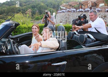 Mariage de Felix Gray et de Angela Andriyanova à la mairie de Ramatuelle en raison de leur présence de leur nom amis dont Patrick Bruel et Samy Naceri. 18 aout 2016. Photo par ABACAPRESS.COM Banque D'Images