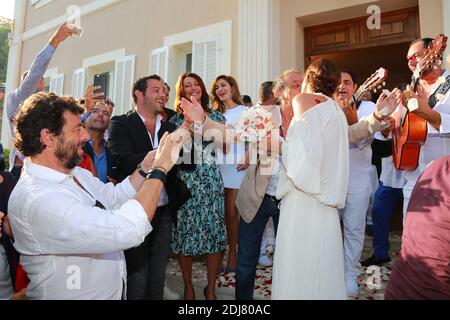 Mariage de Felix Gray et de Angela Andriyanova à la mairie de Ramatuelle en raison de leur présence de leur nom amis dont Patrick Bruel et Samy Naceri. 18 aout 2016. Photo par ABACAPRESS.COM Banque D'Images
