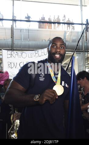 Teddy Riner (Médaille d'or du Judo olympique de plus de 100 kg) arrivant à l'aéroport de Roissy-Charles de Gaulle en provenance de Rio de Janeiro, Brésil après les Jeux Olympiques d'été de Rio 2016, à Paris, en France, le 23 août 2016. Photo par Eliot Blondt/ABACAPRESS.COM Banque D'Images