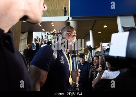 Teddy Riner (Médaille d'or du Judo olympique de plus de 100 kg) arrivant à l'aéroport de Roissy-Charles de Gaulle en provenance de Rio de Janeiro, Brésil après les Jeux Olympiques d'été de Rio 2016, à Paris, en France, le 23 août 2016. Photo par Eliot Blondt/ABACAPRESS.COM Banque D'Images
