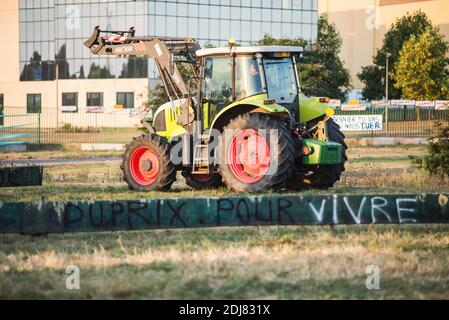 Les agriculteurs français bloquent l'accès au siège du groupe Lactalis, à change, près de Laval, dans le nord-ouest de la France, lors d'une manifestation pour un « prix du lait équitable » le 26 2016 août. La question du prix du lait est au cœur des négociations entre les organisations de producteurs et Lactalis à Paris le 25 août, sous les yeux vigilants des manifestants qui semblent déterminés à poursuivre le blocus de l'usine du géant laitier près de Laval, s'ils ne bénéficient pas d'un prix équitable. Depuis août 22, des centaines d'agriculteurs ont pris des tours pour bloquer un rond-point près de l'usine. Photo de Kevin Niglaut/ABACAPRESS.COM Banque D'Images