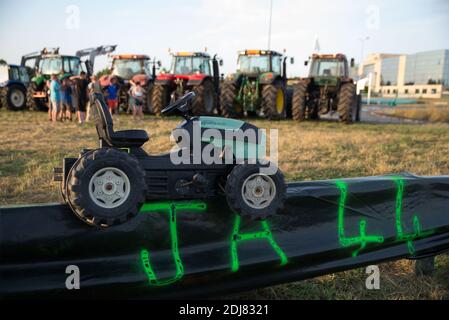 Les agriculteurs français bloquent l'accès au siège du groupe Lactalis, à change, près de Laval, dans le nord-ouest de la France, lors d'une manifestation pour un « prix du lait équitable » le 26 2016 août. La question du prix du lait est au cœur des négociations entre les organisations de producteurs et Lactalis à Paris le 25 août, sous les yeux vigilants des manifestants qui semblent déterminés à poursuivre le blocus de l'usine du géant laitier près de Laval, s'ils ne bénéficient pas d'un prix équitable. Depuis août 22, des centaines d'agriculteurs ont pris des tours pour bloquer un rond-point près de l'usine. Photo de Kevin Niglaut/ABACAPRESS.COM Banque D'Images