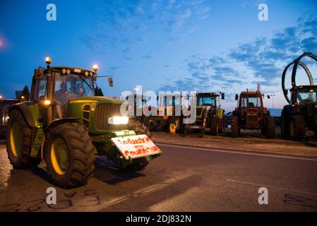 Les agriculteurs français bloquent l'accès au siège du groupe Lactalis, à change, près de Laval, dans le nord-ouest de la France, lors d'une manifestation pour un « prix du lait équitable » le 26 2016 août. La question du prix du lait est au cœur des négociations entre les organisations de producteurs et Lactalis à Paris le 25 août, sous les yeux vigilants des manifestants qui semblent déterminés à poursuivre le blocus de l'usine du géant laitier près de Laval, s'ils ne bénéficient pas d'un prix équitable. Depuis août 22, des centaines d'agriculteurs ont pris des tours pour bloquer un rond-point près de l'usine. Photo de Kevin Niglaut/ABACAPRESS.COM Banque D'Images