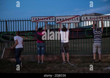 Les agriculteurs français bloquent l'accès au siège du groupe Lactalis, à change, près de Laval, dans le nord-ouest de la France, lors d'une manifestation pour un « prix du lait équitable » le 26 2016 août. La question du prix du lait est au cœur des négociations entre les organisations de producteurs et Lactalis à Paris le 25 août, sous les yeux vigilants des manifestants qui semblent déterminés à poursuivre le blocus de l'usine du géant laitier près de Laval, s'ils ne bénéficient pas d'un prix équitable. Depuis août 22, des centaines d'agriculteurs ont pris des tours pour bloquer un rond-point près de l'usine. Photo de Kevin Niglaut/ABACAPRESS.COM Banque D'Images