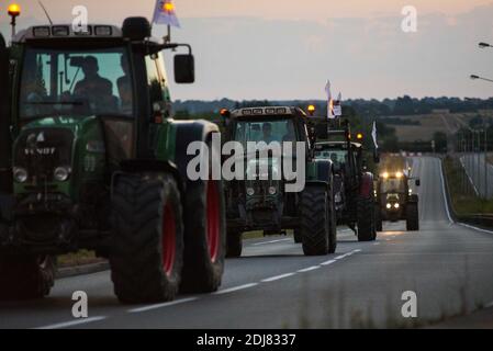 Les agriculteurs français bloquent l'accès au siège du groupe Lactalis, à change, près de Laval, dans le nord-ouest de la France, lors d'une manifestation pour un « prix du lait équitable » le 26 2016 août. La question du prix du lait est au cœur des négociations entre les organisations de producteurs et Lactalis à Paris le 25 août, sous les yeux vigilants des manifestants qui semblent déterminés à poursuivre le blocus de l'usine du géant laitier près de Laval, s'ils ne bénéficient pas d'un prix équitable. Depuis août 22, des centaines d'agriculteurs ont pris des tours pour bloquer un rond-point près de l'usine. Photo de Kevin Niglaut/ABACAPRESS.COM Banque D'Images