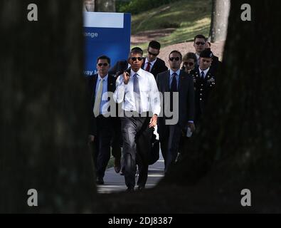 Le président Barack Obama s'éloigne du centre médical national Walter Reed le 26 août 2016 à Bethesda, Maryland, États-Unis. Le président Obama s'est rendu au Centre médical avec des soldats blessés et malades et leurs familles. Photo de Mark Wilson/Pool/ABACAPRESS.COM Banque D'Images
