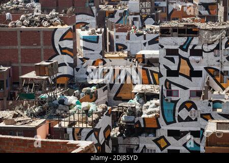 PAS DE WEB/PAS D'APPS - l'artiste franco-tunisien "Calligragraffiti" El Seed et son équipe ont passé trois semaines à travailler sur le projet perception pour créer une étonnante murale sur 50 bâtiments dans le quartier Manshiyat Naser, connu sous le nom de "ville des ordures", situé au pied des collines Mokattam, dans le centre du Caire, Égypte le 8 août 2016. Photo d'Etienne Bouy/ABACAPRESS.COM Banque D'Images