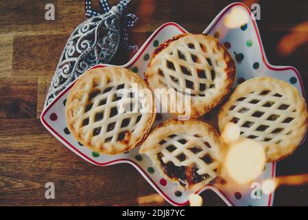 Plateau de Noël de tartes aux fruits avec décoration festive Banque D'Images