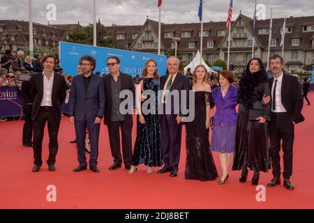 Les membres du jury Emmanuel Mouret, Radu Mihaileanu, Douglas Kennedy, Ana Girardot, Frederic Mitterand, Sara Forestier, Françoise Arnoul, Marjane Satrapi, Eric Elmosnino participant à la première de l'Infiltrator qui inaugura le 42e Festival du film américain de Deauville à Deauville, France, le 2 septembre 2016. Photo de Julien Reynaud/APS-Medias/ABACAPRESS.COM Banque D'Images