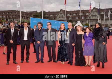 Les membres du jury Emmanuel Mouret, Radu Mihaileanu, Douglas Kennedy, Ana Girardot, Frederic Mitterand, Sara Forestier, Françoise Arnoul, Marjane Satrapi, Eric Elmosnino participant à la première de l'Infiltrator qui inaugura le 42e Festival du film américain de Deauville à Deauville, France, le 2 septembre 2016. Photo de Julien Reynaud/APS-Medias/ABACAPRESS.COM Banque D'Images