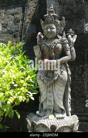 Statues de dieux gardiens temple à Bali. Brahma Vihara Arama avec des statues dieux. Temple balinais, ancienne architecture hindoue, architecture de Bali, ancienne Banque D'Images