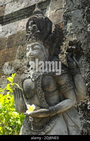 Statues de dieux gardiens temple à Bali. Brahma Vihara Arama avec des statues dieux. Temple balinais, ancienne architecture hindoue, architecture de Bali, ancienne Banque D'Images