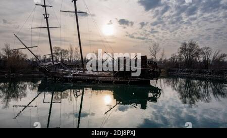 11 décembre 2020. Lincoln Ontario Canada, la Grande Hermine @Jordan Harbour le long de l'autoroute QEW à Sunset. Luke Durda/Alamy Banque D'Images