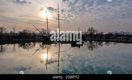 11 décembre 2020. Lincoln Ontario Canada, la Grande Hermine @Jordan Harbour le long de l'autoroute QEW à Sunset. Luke Durda/Alamy Banque D'Images