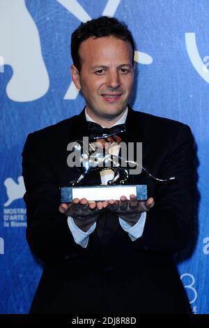 Le Directeur Amat Escalante pose avec le Lion d'argent pour le meilleur Directeur pour "l'untamed" lors des gagnants Photocall sur le Lido à Venise, Italie dans le cadre du 73e Mostra, Festival International du film de Venise le 10 septembre 2016. Photo d'Aurore Marechal/ABACAPRESS.COM Banque D'Images