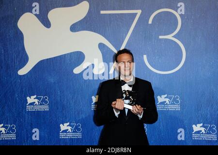 Le Directeur Amat Escalante pose avec le Lion d'argent pour le meilleur Directeur pour "l'untamed" lors des gagnants Photocall sur le Lido à Venise, Italie dans le cadre du 73e Mostra, Festival International du film de Venise le 10 septembre 2016. Photo d'Aurore Marechal/ABACAPRESS.COM Banque D'Images