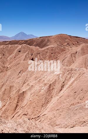 Le soleil brûlait les collines à Quebrada de Chulacao, la vallée de Catarpe dans le désert d'Atacama, au Chili. Banque D'Images