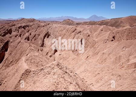 Le soleil brûlait les collines à Quebrada de Chulacao, la vallée de Catarpe dans le désert d'Atacama, au Chili. Banque D'Images