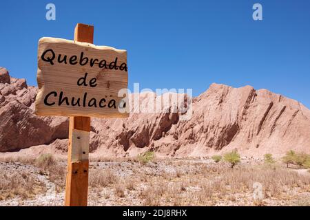 Le soleil brûlait les collines à Quebrada de Chulacao, la vallée de Catarpe dans le désert d'Atacama, au Chili. Banque D'Images