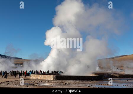 Touristes à la Géiseres del Tatio, le troisième plus grand champ geyser du monde, la zone volcanique centrale andine, Chili. Banque D'Images