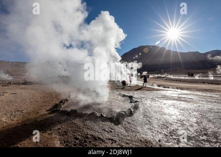 Touristes à la Géiseres del Tatio, le troisième plus grand champ geyser du monde, la zone volcanique centrale andine, Chili. Banque D'Images