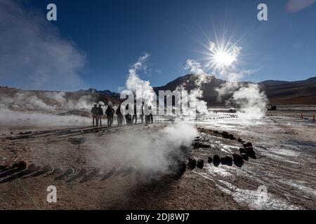 Touristes à la Géiseres del Tatio, le troisième plus grand champ geyser du monde, la zone volcanique centrale andine, Chili. Banque D'Images