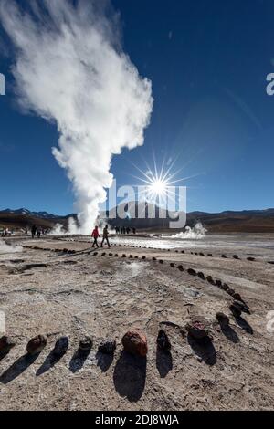 Touristes à la Géiseres del Tatio, le troisième plus grand champ geyser du monde, la zone volcanique centrale andine, Chili. Banque D'Images