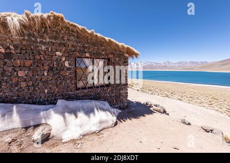 Refuge à Laguna Miscanti, un lac saumâtre à une altitude de 4,140 mètres, zone volcanique centrale, Chili. Banque D'Images