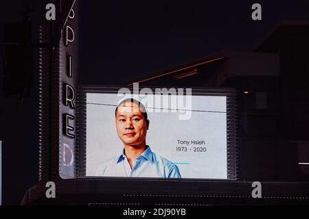 Las Vegas, DEC 1, 2020 - Tony Hsieh signe commémoratif dans le centre-ville Banque D'Images