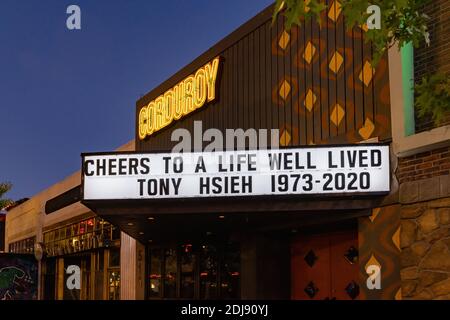 Las Vegas, DEC 1, 2020 - Tony Hsieh signe commémoratif dans le centre-ville Banque D'Images