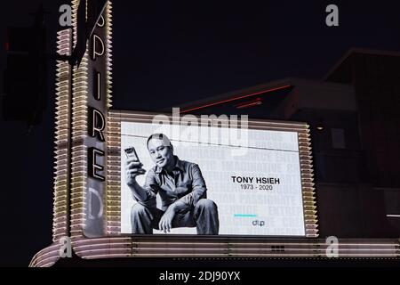 Las Vegas, DEC 1, 2020 - Tony Hsieh signe commémoratif dans le centre-ville Banque D'Images