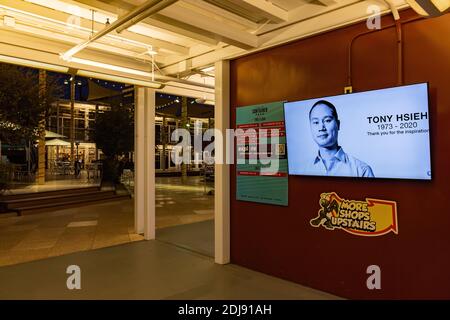 Las Vegas, DEC 1, 2020 - Tony Hsieh signe commémoratif dans le centre-ville Banque D'Images