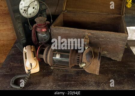 Lampe à huile vintage, ancienne boîte en bois et réveil vieux retouches en bois dans le concept de la vie fixe Banque D'Images