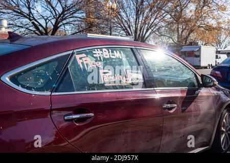 Texte de hashtag 'BLM' et 'Free Palestine' écrit avec de la craie de verre sur une fenêtre de voiture rouge. La voiture est garée près de la Maison Blanche à Washington DC. A p Banque D'Images