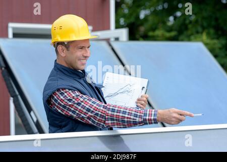 un électricien travaillant sur le serrage de clé au niveau de la structure de montage solaire Banque D'Images