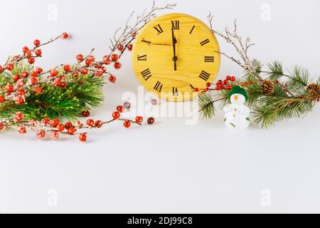 Fond de Noël avec horloge, bonhomme de neige et branche de sapin. Saint-Sylvestre. Banque D'Images