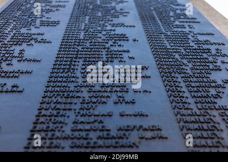 Frederick, Maryland, États-Unis 11-23-2020: La longue liste des individus du comté de Frederick qui ont servi dans l'armée américaine pendant la première Guerre mondiale sont montrés sur un monument W Banque D'Images