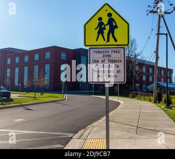 Panneau de zone sans tabac avec panneau de croisement étudiant devant une école secondaire publique dans le Maryland. Les produits du tabac ne sont pas autorisés dans les locaux à éviter Banque D'Images