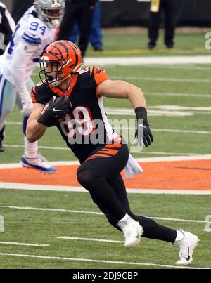 Cincinnati, États-Unis. 13 décembre 2020. Cincinnati Bengals Tight End Drew Samapers (89) dirige le football sous la pression de la défense des Cowboys de Dallas pendant la première moitié du match au stade Paul Brown à Cincinnati, Ohio, le dimanche 13 décembre 2020. Photo de John Sommers II/UPI crédit: UPI/Alay Live News Banque D'Images