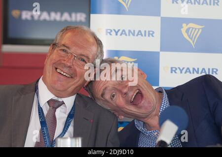 Le Directeur général de la compagnie aérienne irlandaise Ryanair Michael O'Leary, ici avec le chef de Blagnac Jean-Michel Vernhes, tient une conférence de presse à l'aéroport Toulouse-Blagnac à Toulouse-Sud de la France, le 27 septembre 2016. Blagnac est le 32ème aéroport français accueillant la société à bas prix qui vise à atteindre 600 000 000 passants par an. O'Leary a déclaré mardi qu'il croyait que le Royaume-Uni pourrait encore faire demi-tour du Brexit une fois qu'il s'est rendu compte qu'il ne pouvait pas rester sur le marché unique européen en quittant l'UE. Photo de Gilles Bouquillon/ABACAPRESS.COM Banque D'Images