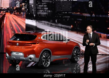 Ian Robertson, Président des ventes et du marketing chez BMW, présente le concept de BMW X2 lors du premier jour de presse au salon de l'automobile de Paris (mondial de l'automobile) à Paris, France, 29 septembre 2016. Photo par Eliot Blondt/ABACAPRESS.COM Banque D'Images