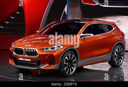 Ian Robertson, Président des ventes et du marketing chez BMW, présente le concept de BMW X2 lors du premier jour de presse au salon de l'automobile de Paris (mondial de l'automobile) à Paris, France, 29 septembre 2016. Photo par Eliot Blondt/ABACAPRESS.COM Banque D'Images