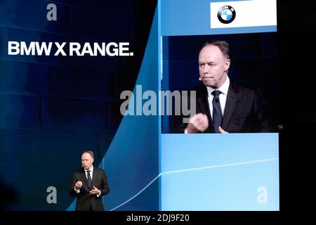 Ian Robertson, Président des ventes et du marketing chez BMW, présente le concept de BMW X2 lors du premier jour de presse au salon de l'automobile de Paris (mondial de l'automobile) à Paris, France, 29 septembre 2016. Photo par Eliot Blondt/ABACAPRESS.COM Banque D'Images