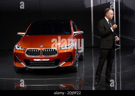 Ian Robertson, Président des ventes et du marketing chez BMW, présente le concept de BMW X2 lors du premier jour de presse au salon de l'automobile de Paris (mondial de l'automobile) à Paris, France, 29 septembre 2016. Photo par Eliot Blondt/ABACAPRESS.COM Banque D'Images