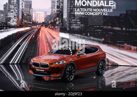 Ian Robertson, Président des ventes et du marketing chez BMW, présente le concept de BMW X2 lors du premier jour de presse au salon de l'automobile de Paris (mondial de l'automobile) à Paris, France, 29 septembre 2016. Photo par Eliot Blondt/ABACAPRESS.COM Banque D'Images