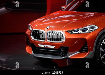 Ian Robertson, Président des ventes et du marketing chez BMW, présente le concept de BMW X2 lors du premier jour de presse au salon de l'automobile de Paris (mondial de l'automobile) à Paris, France, 29 septembre 2016. Photo par Eliot Blondt/ABACAPRESS.COM Banque D'Images